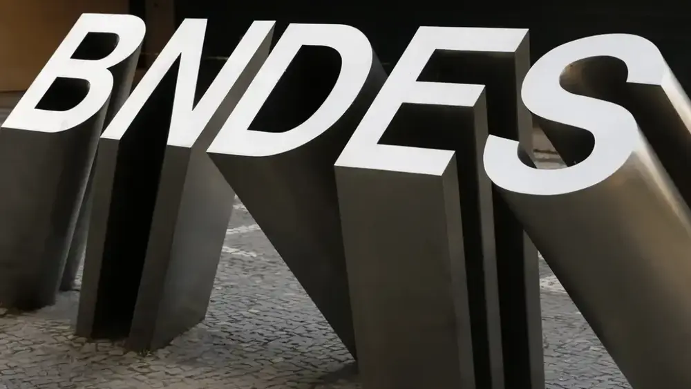 BNDES aprova R$ 20 bilhões para renovar frota de ônibus e caminhões