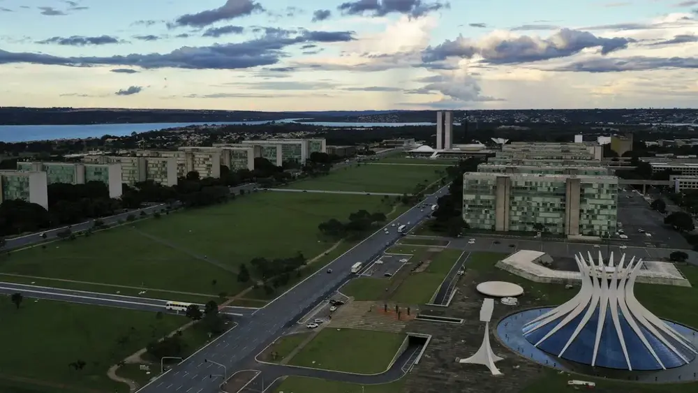 Brasília: Rota Monumental gratuita amplia turismo com ônibus ecológico