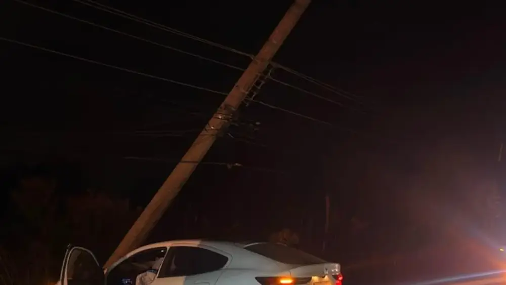 Carro bate em poste no Altiplano Leste e motorista sai ileso