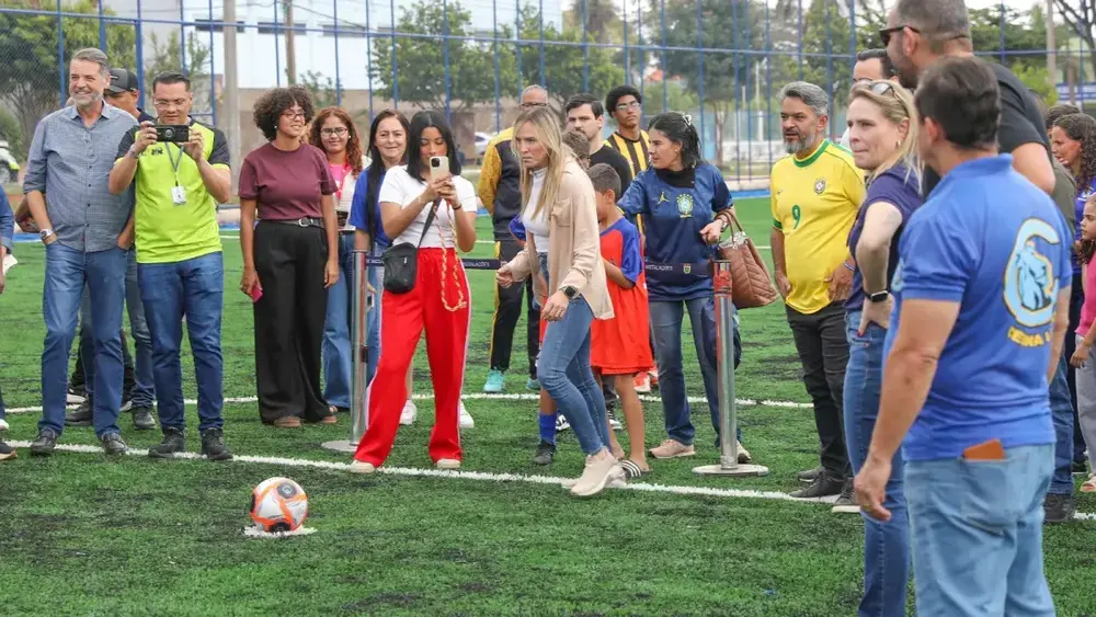 Celina Leão entrega reforma de campos sintéticos em Taguatinga e Samambaia