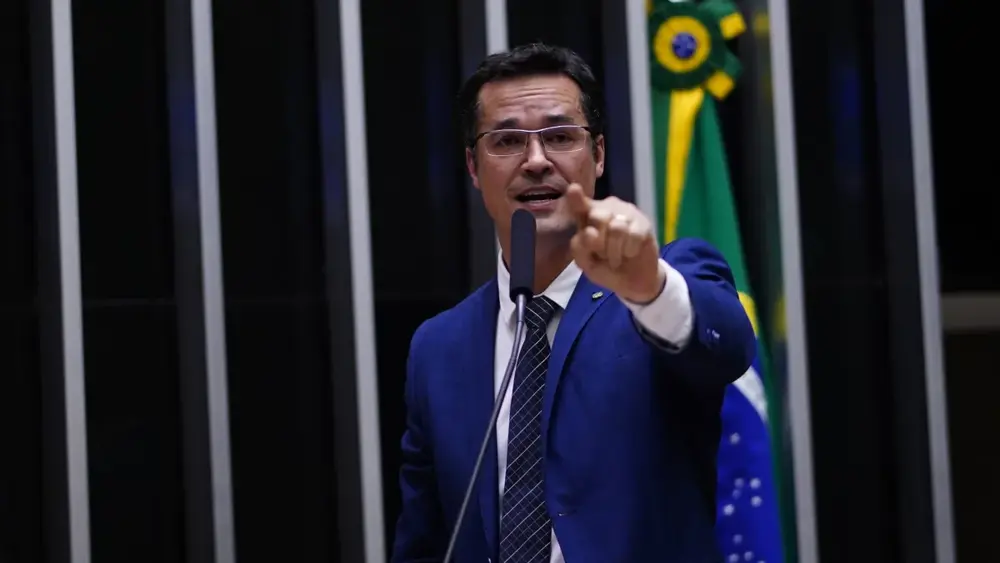 Deltan cogita esposa no Senado se candidatura for barrada