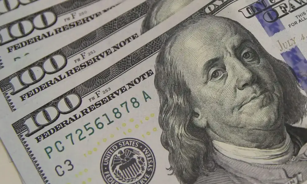 Dólar cai com alta do petróleo apesar de risco geopolítico
