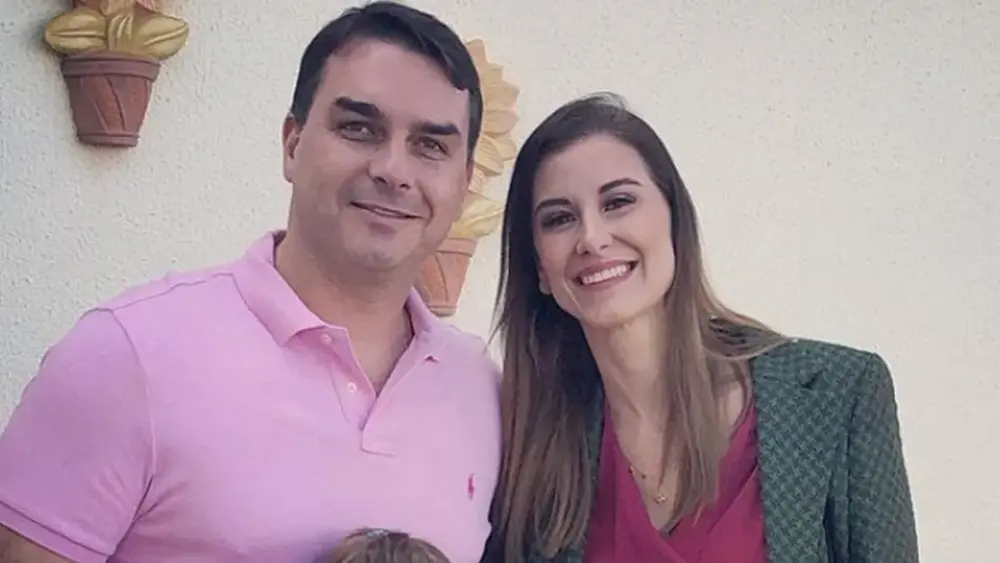 Esposa de Flávio Bolsonaro defende senador após briga com Michelle