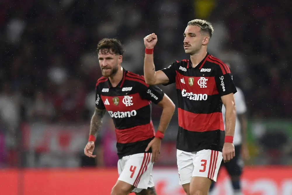 Flamengo empata com Athletico-PR e segue a 4 pontos do líder