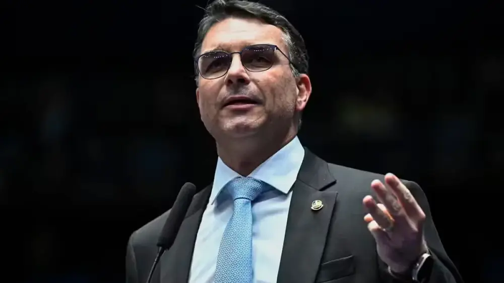 Flávio Bolsonaro: “Guerra psicológica” contra sua candidatura