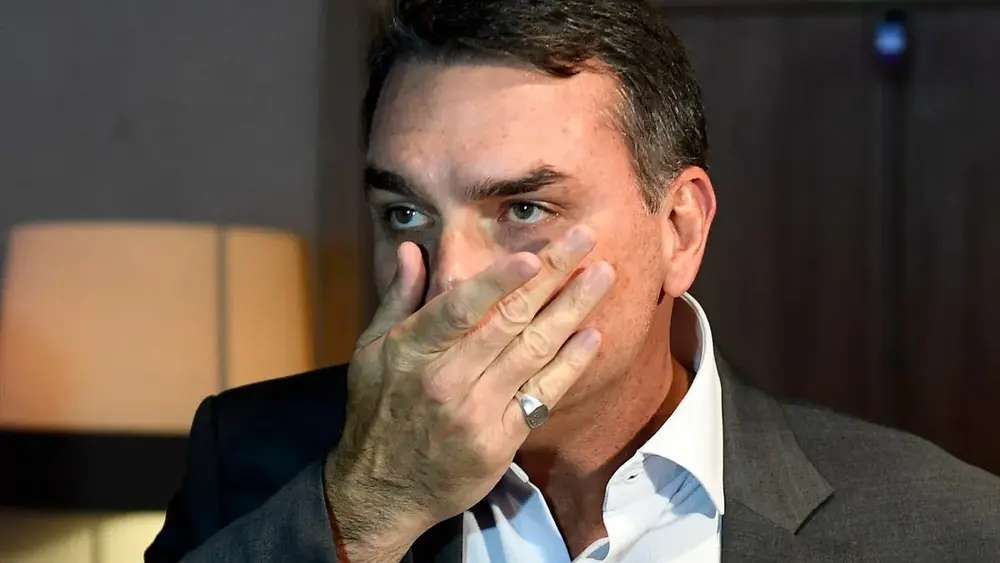 Flávio recorre ao STF para reverter proibição de visitas ao pai