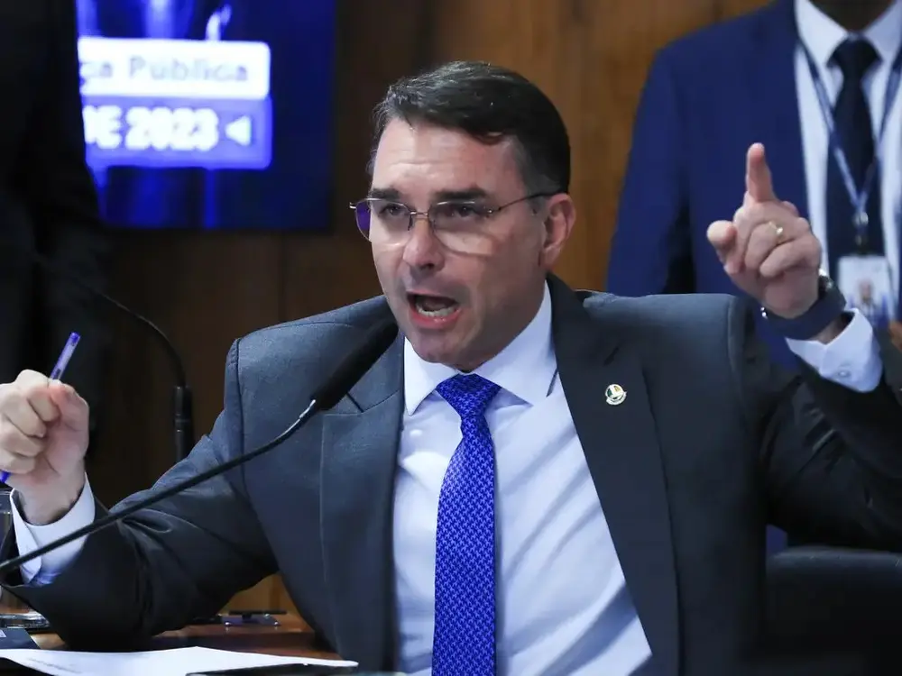 Flávio vê perseguição estatal em ação contra produtora de Dark Horse
