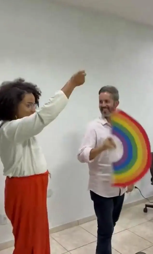 Grass aprende a bater leque em aula com travesti