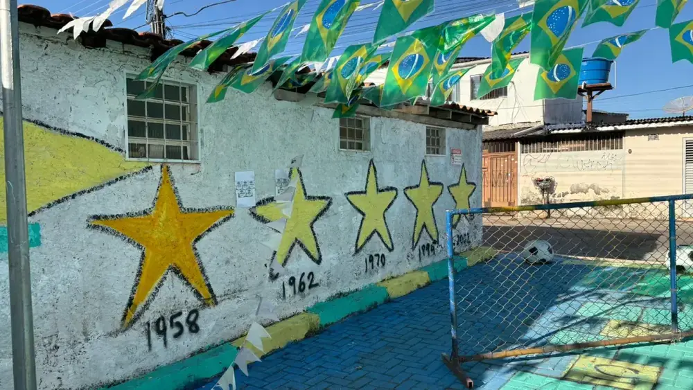 Moradores do Cruzeiro transformam beco em ponto de encontro para a Copa