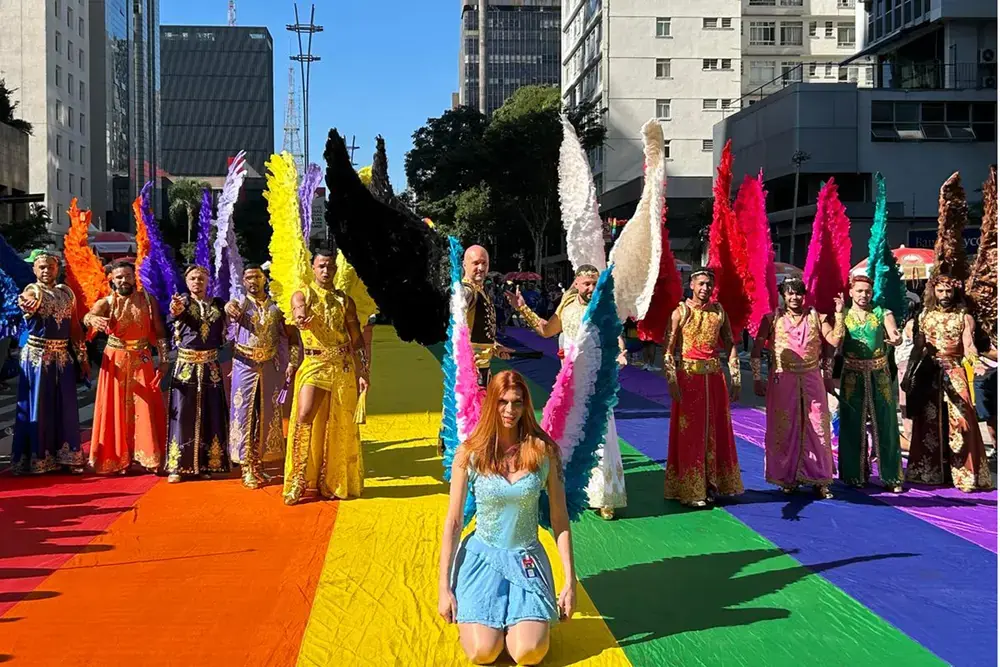 Parada LGBT reforça distância da direita e contrasta com Marcha