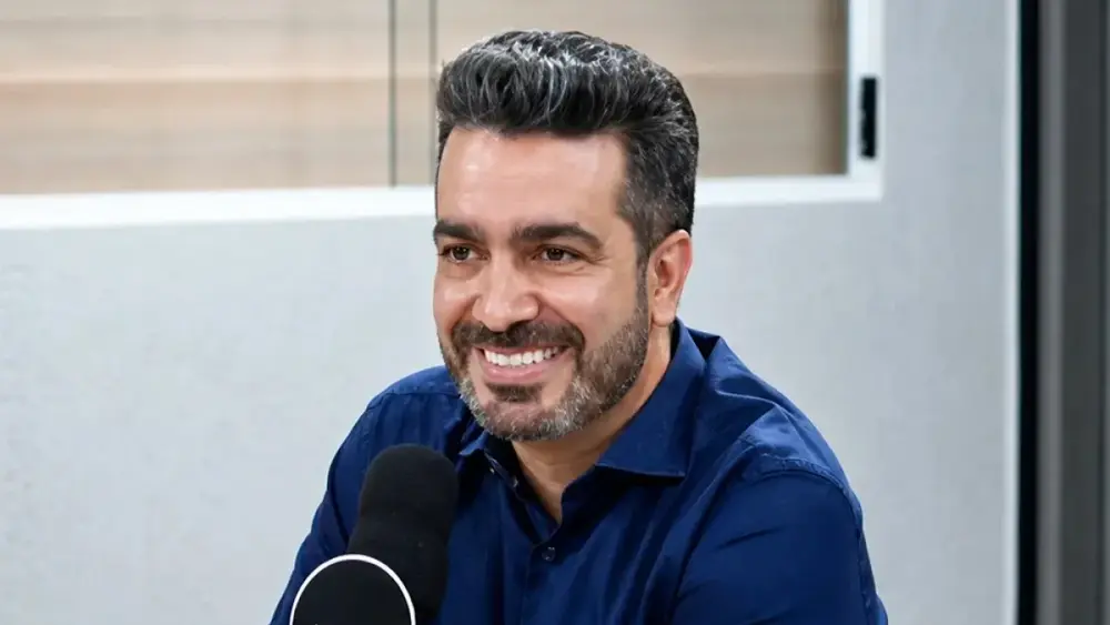 Pré-candidato promete iPhone de graça para quem fizer curso
