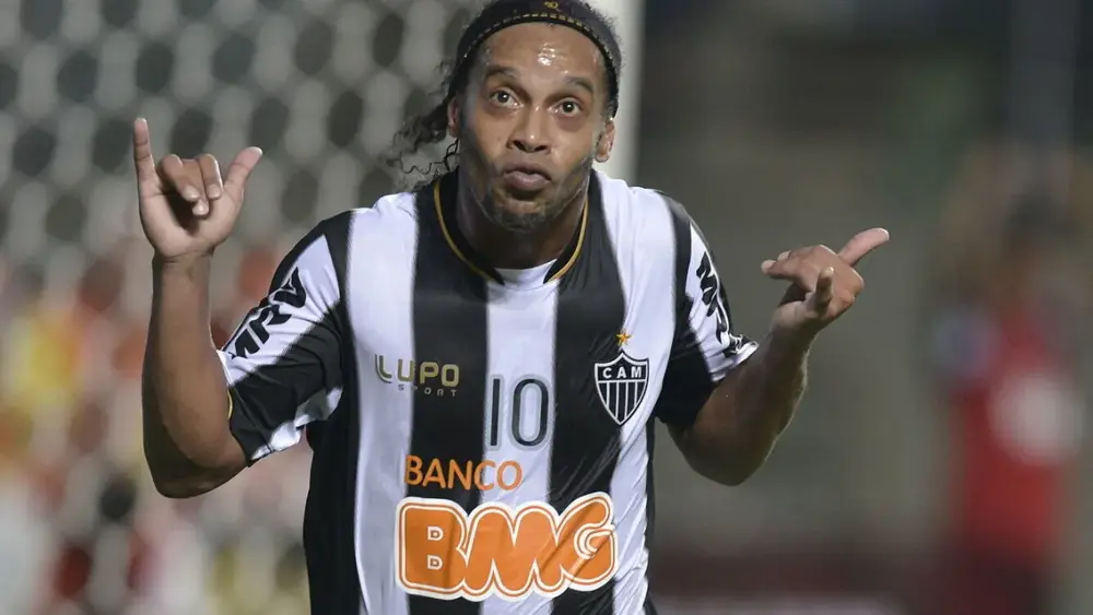 Ronaldinho volta ao futebol aos 46 anos para jogar na 3ª divisão